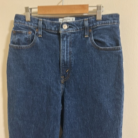 EUC Abercrombie & Fitch 90s Straight Ultra High Rise Jeans 28/6R - Picture 2 of 5